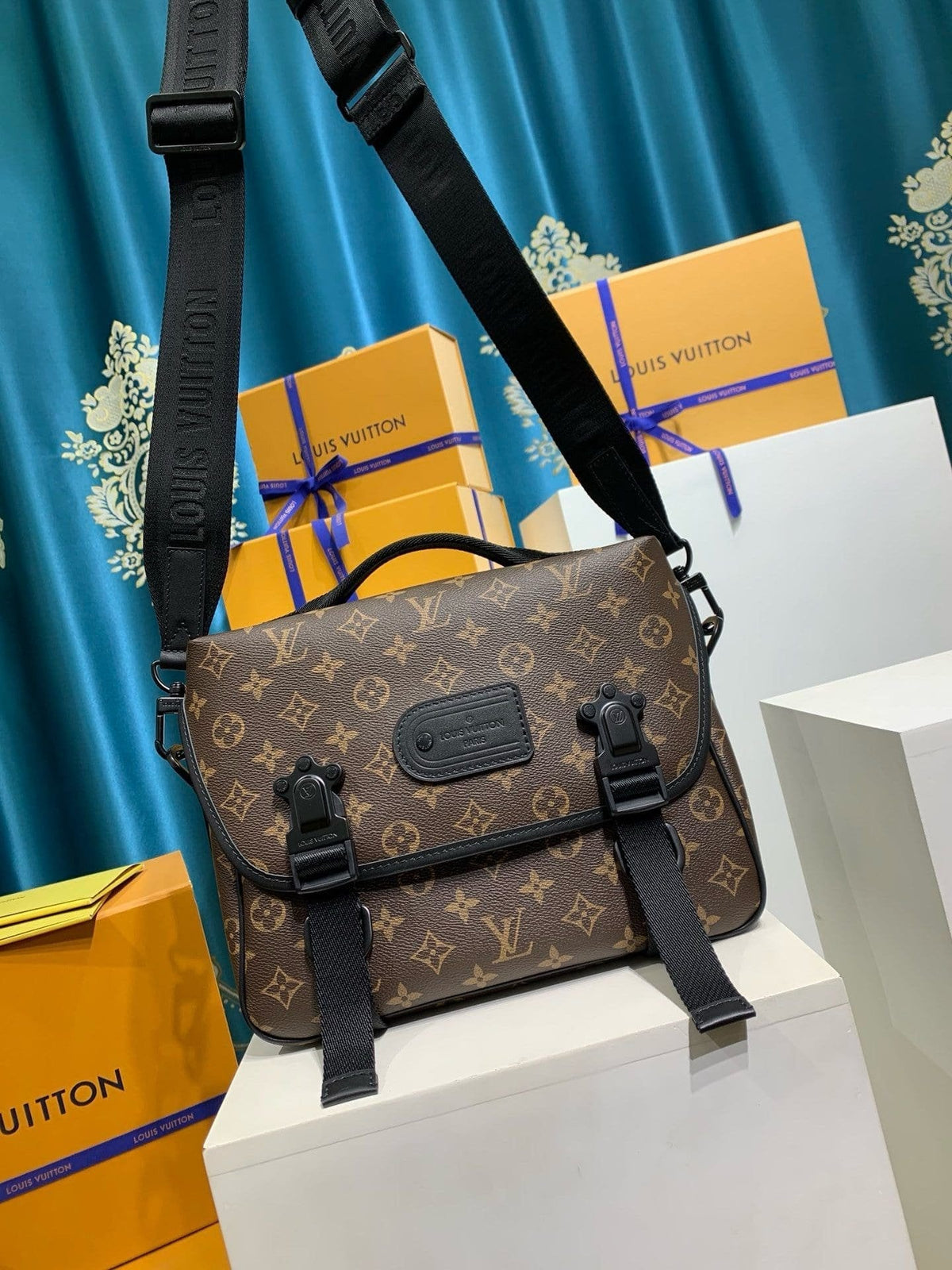 Louis Vuitton M46972 LV Trail Messenger
