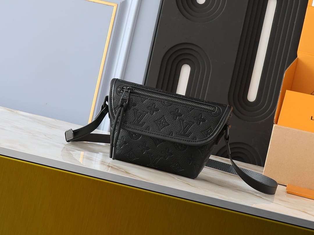 Louis Vuitton M12636 Pulse Wearable Wallet