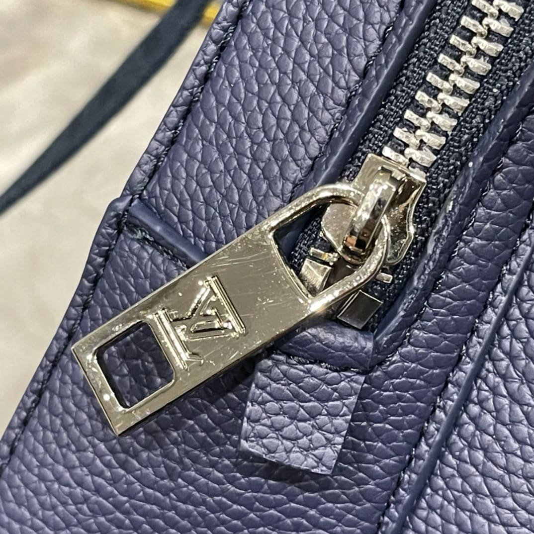 Louis Vuitton M11601 Pilot Slingbag