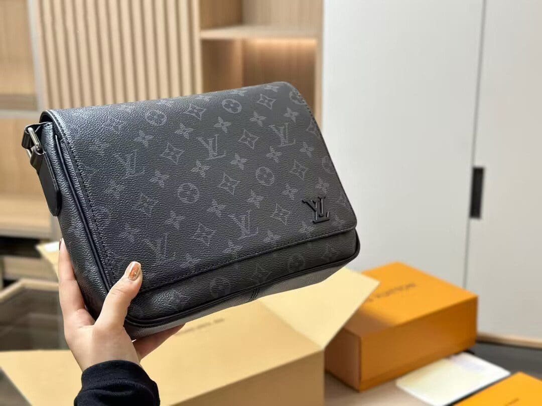 Louis Vuitton DISTRICT Small Messenger Bag M46255